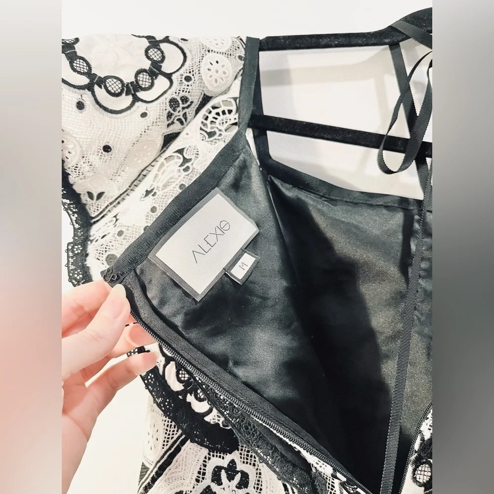 ALEXIS White Guipre Floral Lace Black Ribbon Flutter Off The Shoulder Romper M - Picture 13 of 13